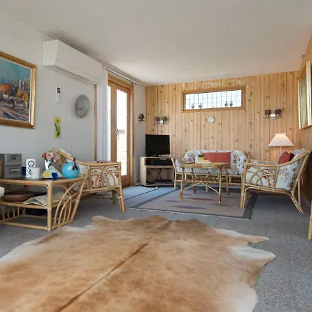Panoramic Retreat-by Traum