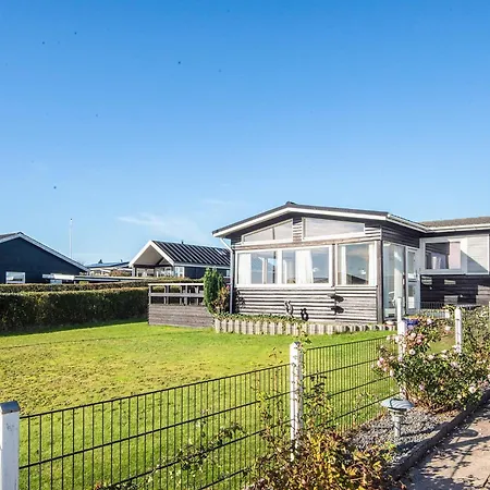 Panoramic Retreat-by Traum